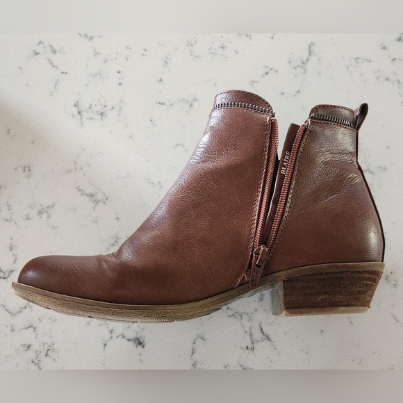 Cognac coloured western style ankle boots with zipper details on both sides - Picture 2 of 4